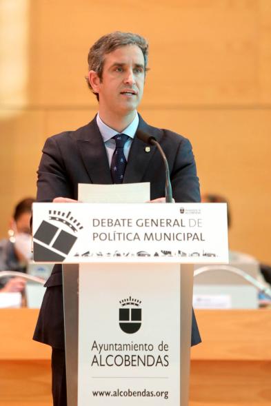 Alcalde Aitor Retolaza en el púlpito durante el debate