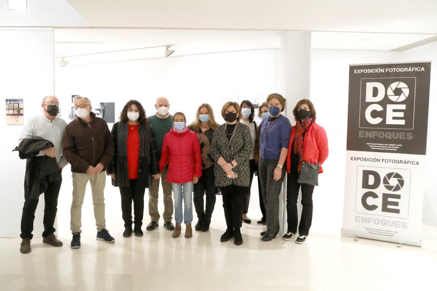 Delegación municipal posa con encargados de la exposición