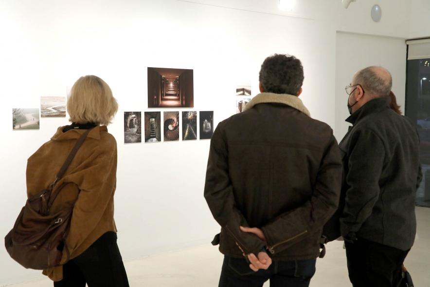 Asistentes observan las obras