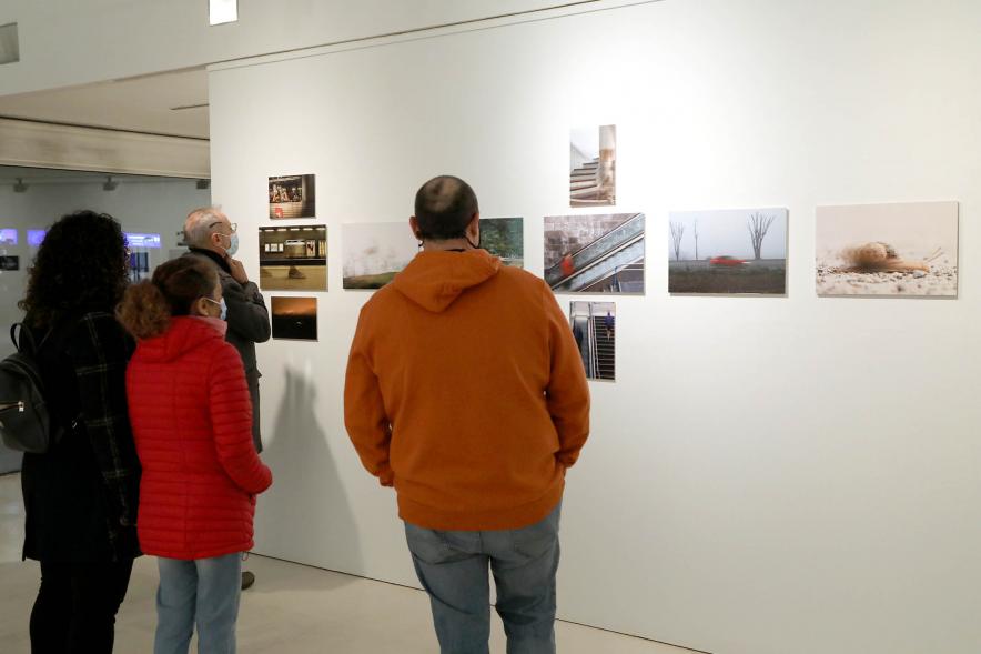 Asistentes observan la exposición