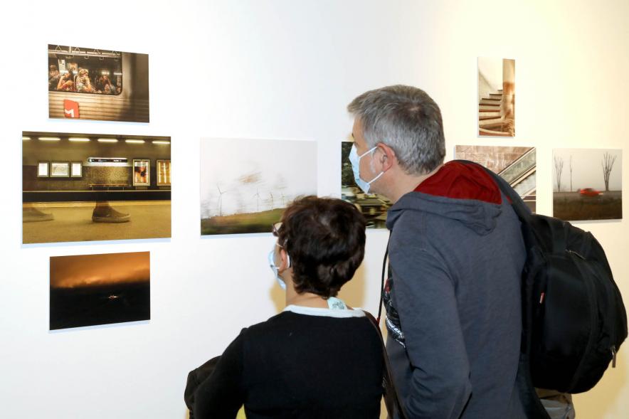 Asistentes observando las obras