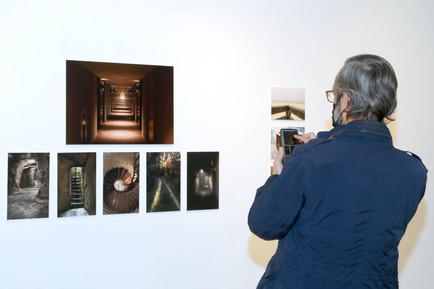 Asistente fotografía las obras