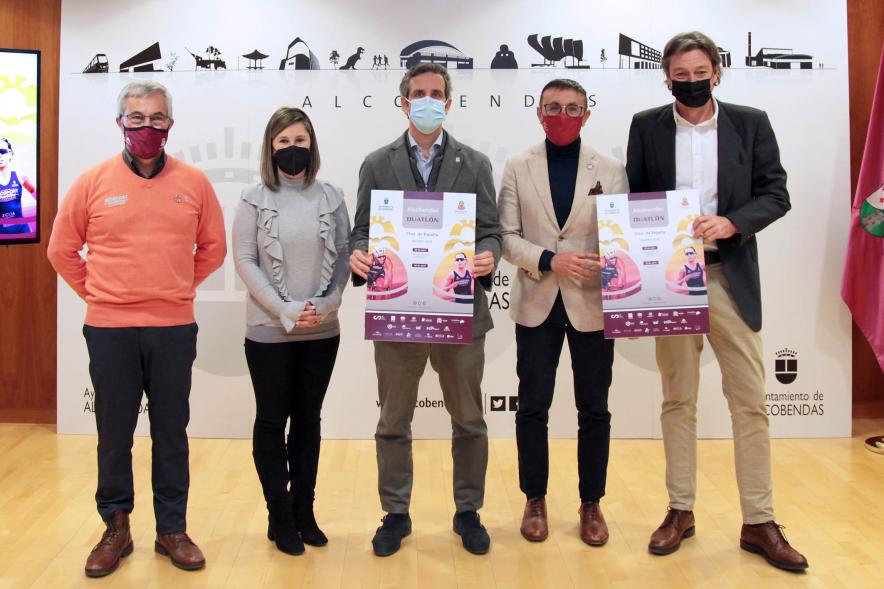 Presentación Campeonato de España Duatlón 2022 - Imagen del posado de autoridades con el cartel del Campeonato.