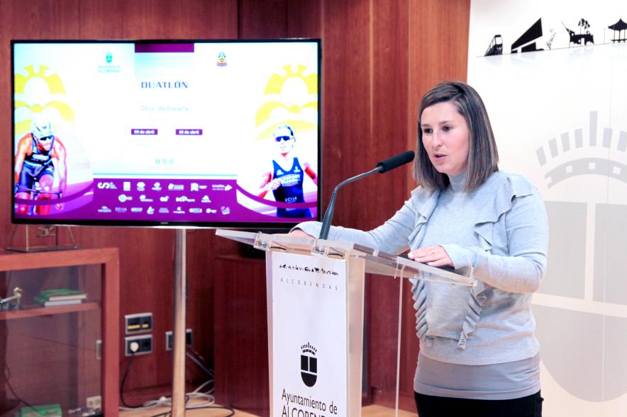  Presentación Campeonato de España Duatlón 2022 - Imagen de un momento de la intervención de la Concejala de Deportes María Espín.