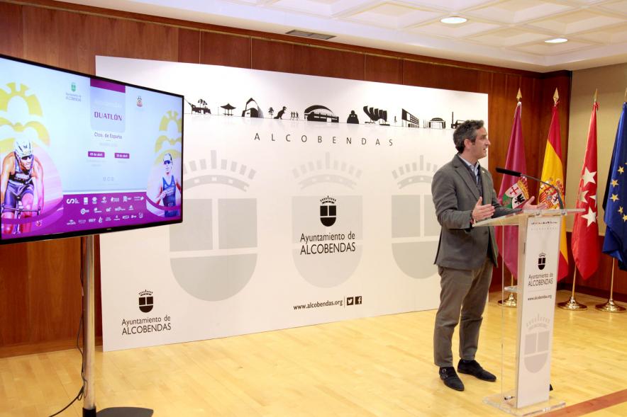 Presentación Campeonato de España Duatlón 2022 - Imagen de un momento de la intervención del alcalde Aitor Retolaza.