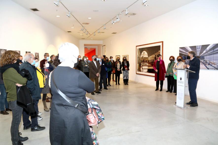 Inauguración Exposición "Encuentros" - Plano general de los asistentes y los autores.