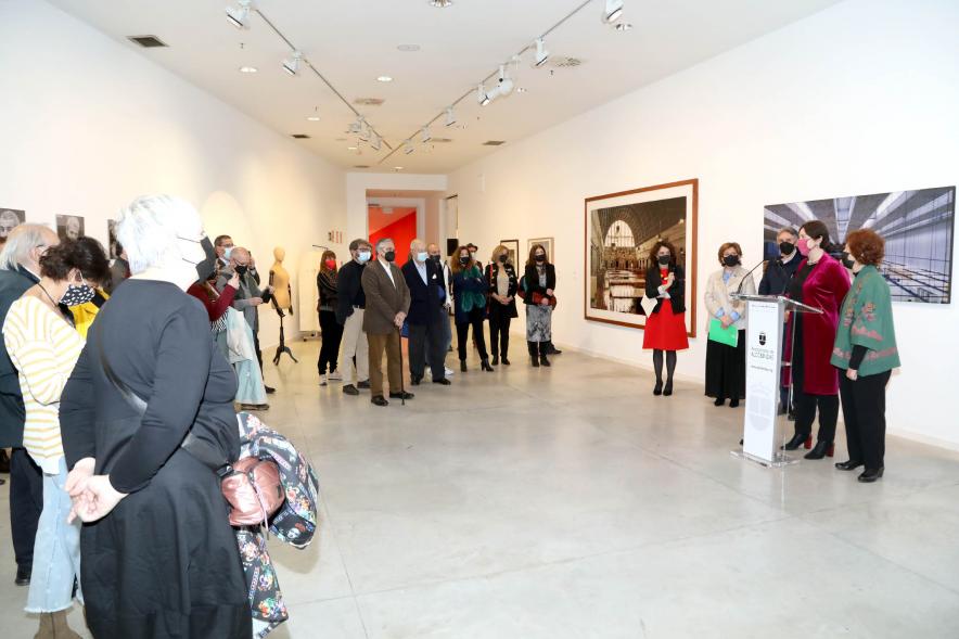    Inauguración Exposición "Encuentros" - Panorámica de los asistentes y los autores.