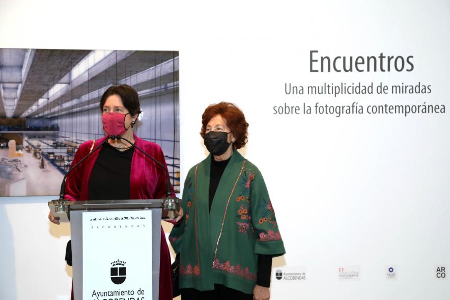    Inauguración Exposición "Encuentros" - Primer plano de dos autoras.