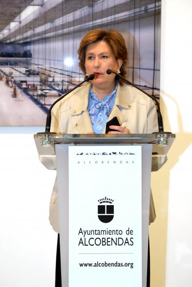    Inauguración Exposición "Encuentros" - Primer plano del discurso de la concejal Rosario Tamayo.