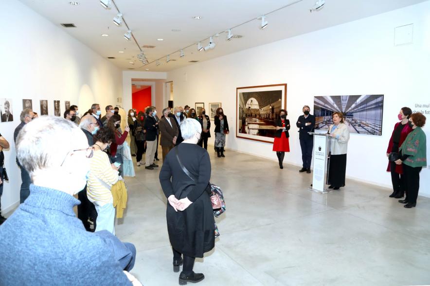    Inauguración Exposición "Encuentros" - Panorámica  de los asistentes, los autores y las autoridades municipales.