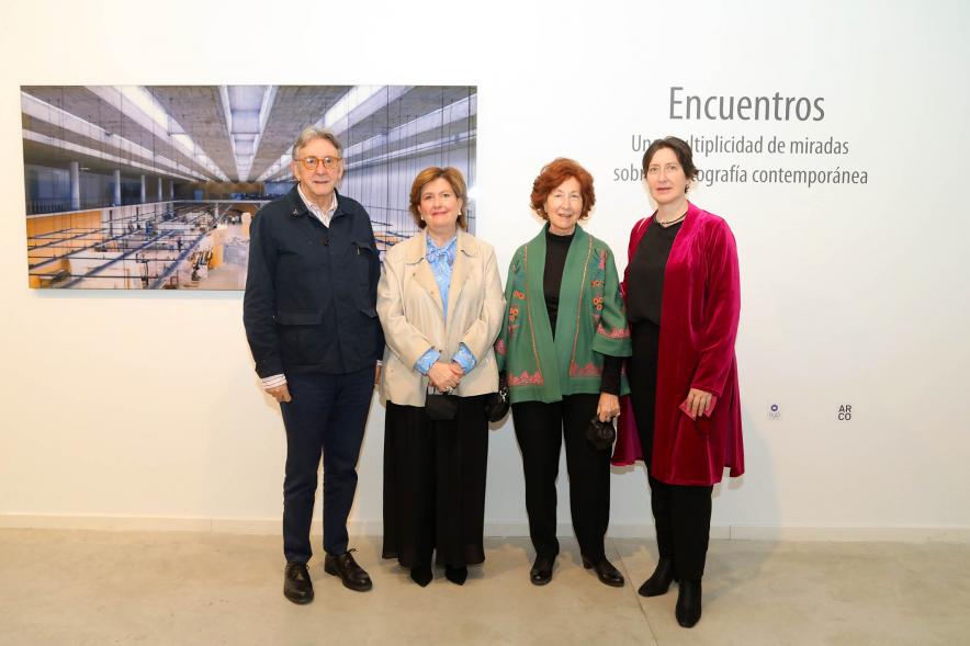 Inauguración Exposición "Encuentros" - Imagen de las autoras, Rosario Tamayo, concejal y Jaime Soros, comisario de la exposición.