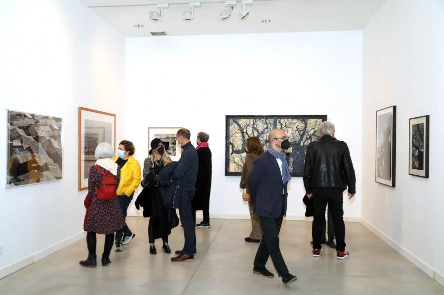 Inauguración Exposición "Encuentros" - Imagen de los asistentes a la exposición.