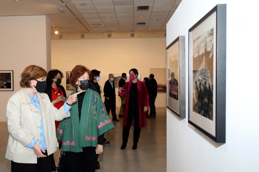 Inauguración Exposición "Encuentros" - Imagen de los asistentes a la exposición.