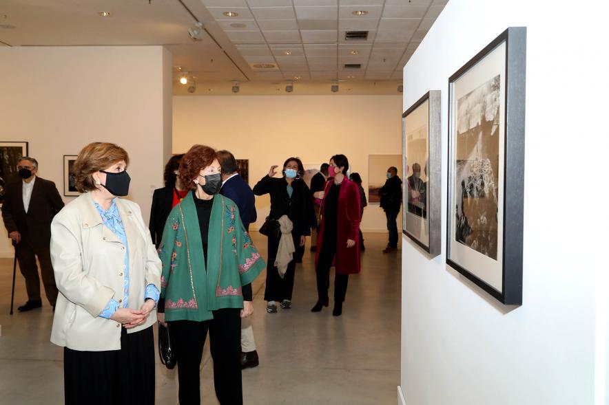 Inauguración Exposición "Encuentros" - Imagen de la concejal Rosario Tamayo y los asistentes a la exposición..