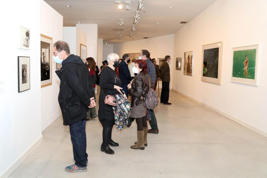 Inauguración Exposición "Encuentros" - Imagen de los asistentes a la exposición.