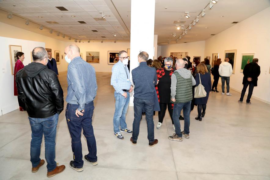 Inauguración Exposición "Encuentros" - Imagen de los asistentes a la exposición.