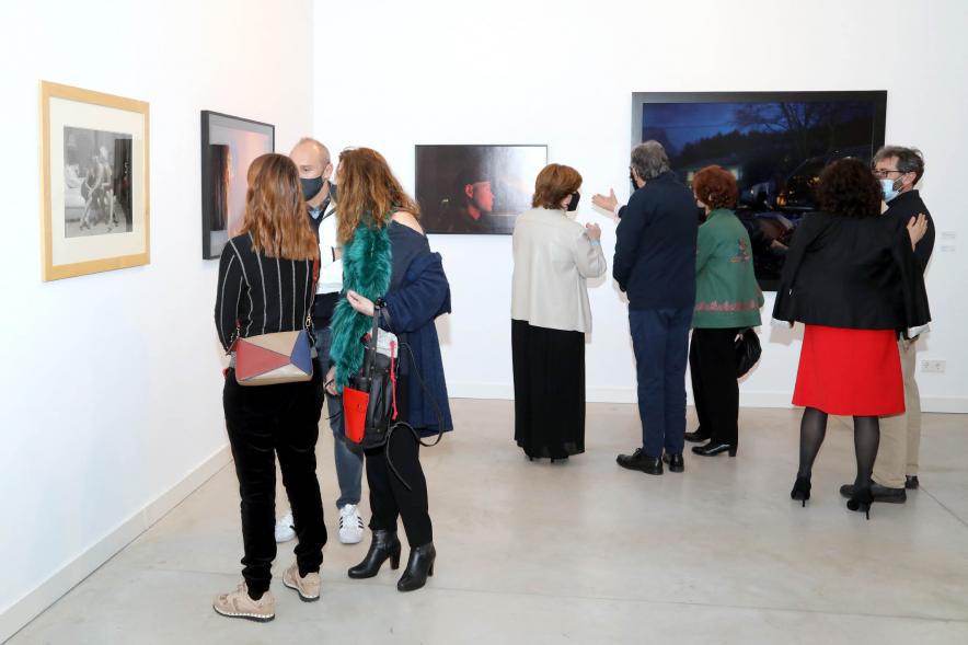 Inauguración Exposición "Encuentros" - Imagen de los asistentes a la exposición.