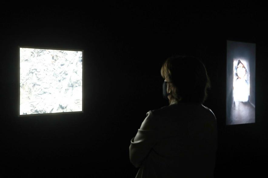Inauguración Exposición "Encuentros" - Primer plano de varias obras iluminadas. 