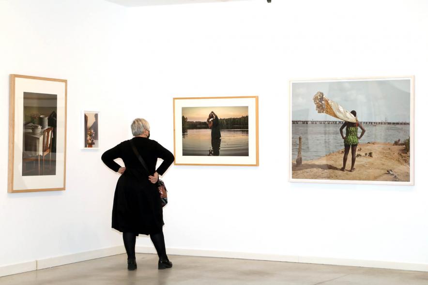Inauguración Exposición "Encuentros" - Primer plano de un visitante de espaldas.