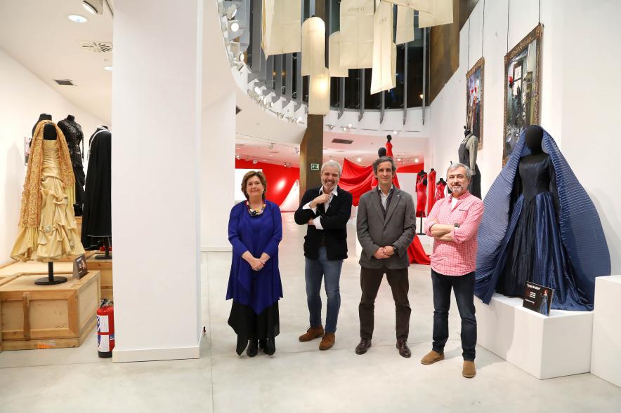  Inauguración Exposición "Tras el Telón" de Lorenzo Caprile Imagen de Lorenzo Caprile, el alcalde Aitor Retolaza, la concejala de cultura Rosario Tamayo y el comisario de la exposición José Luis Massó el día de la inauguración.
