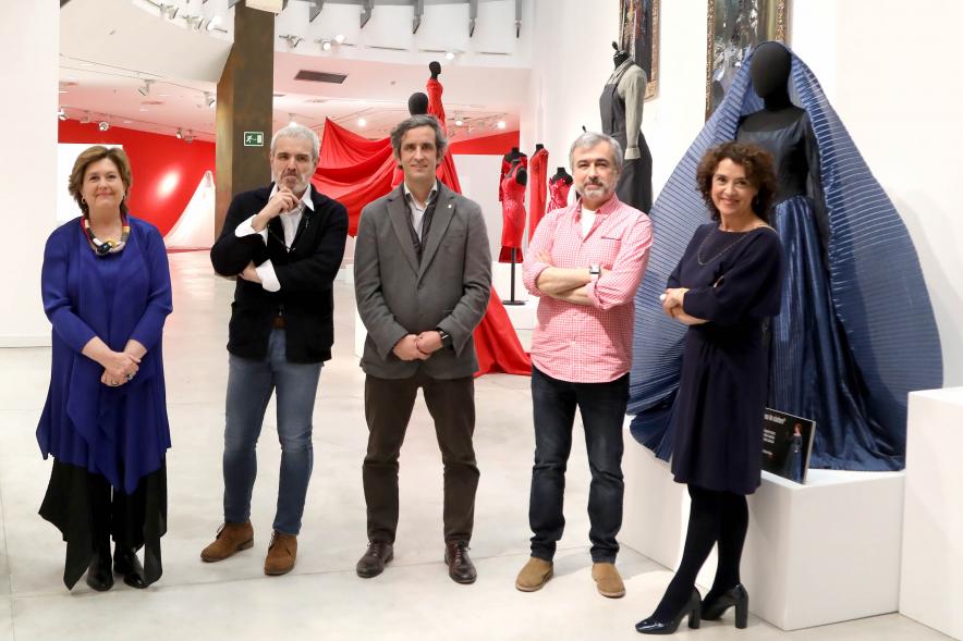 Inauguración Exposición "Tras el Telón" de Lorenzo Caprile - Imagen del posado de las personalidades asistentes a la inauguración.