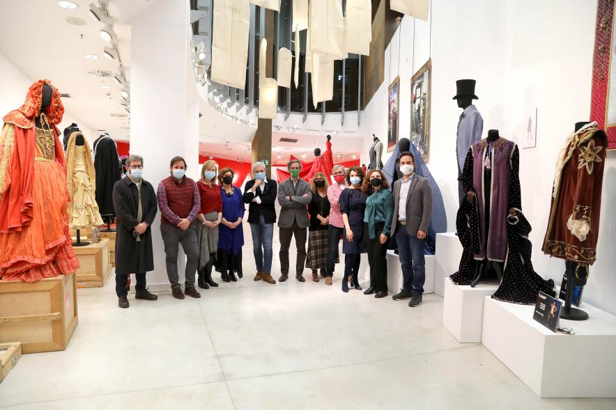 Inauguración Exposición "Tras el Telón" de Lorenzo Caprile - Imagen del posado de las personalidades asistentes a la inauguración.