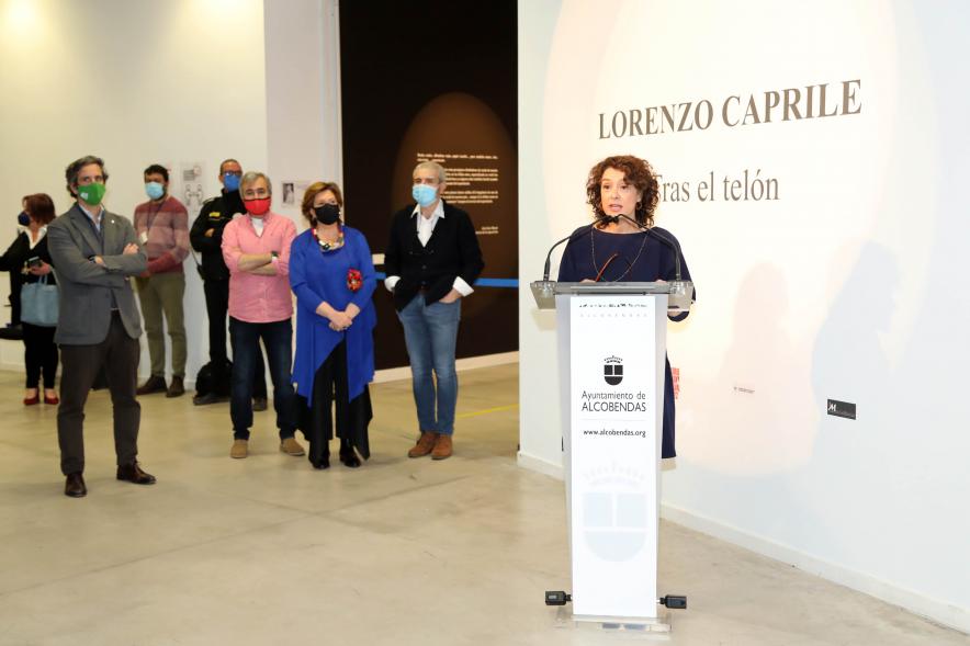 Inauguración Exposición "Tras el Telón" de Lorenzo Caprile - Imagen de una mujer en el momento de su discurso de presentación de la exposición.
