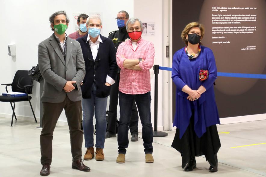 Inauguración Exposición "Tras el Telón" de Lorenzo Caprile - Imagen de Lorenzo Caprile, el alcalde Aitor Retolaza, la concejala de cultura Rosario Tamayo y el comisario de la exposición José Luis Massó escuchando una intervención.