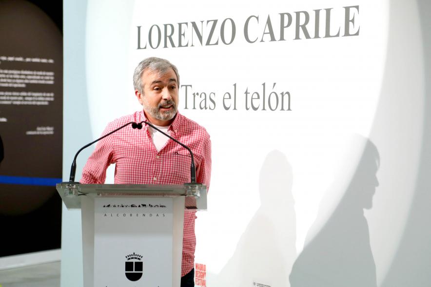 Inauguración Exposición "Tras el Telón" de Lorenzo Caprile - Imagen el comisario de la exposición José Luis Massó en un momento de su intervención.