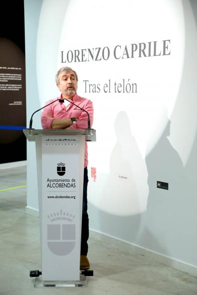  Inauguración Exposición "Tras el Telón" de Lorenzo Caprile - Imagen el comisario de la exposición José Luis Massó en un momento de su intervención.