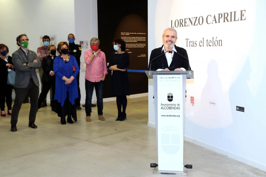 Inauguración Exposición "Tras el Telón" de Lorenzo Caprile -  Imagen el diseñador Lorenzo Caprile en un momento de su intervención.