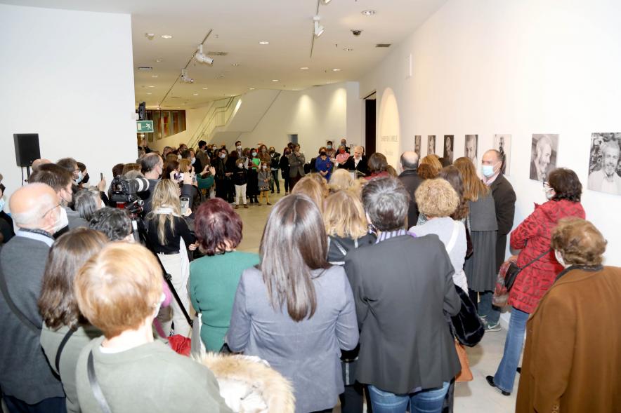   Inauguración Exposición "Tras el Telón" de Lorenzo Caprile - Imagen panorámica del Centro de Arte, donde se celebra la exposición.