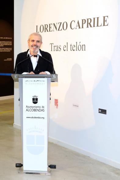 Inauguración Exposición "Tras el Telón" de Lorenzo Caprile - Imagen el diseñador Lorenzo Caprile en un momento de su intervención.
