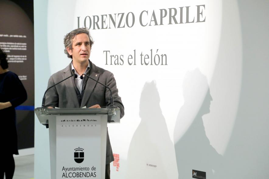  Inauguración Exposición "Tras el Telón" de Lorenzo Caprile - Imagen del alcalde Aitor Retolaza en un momento de su intervención.