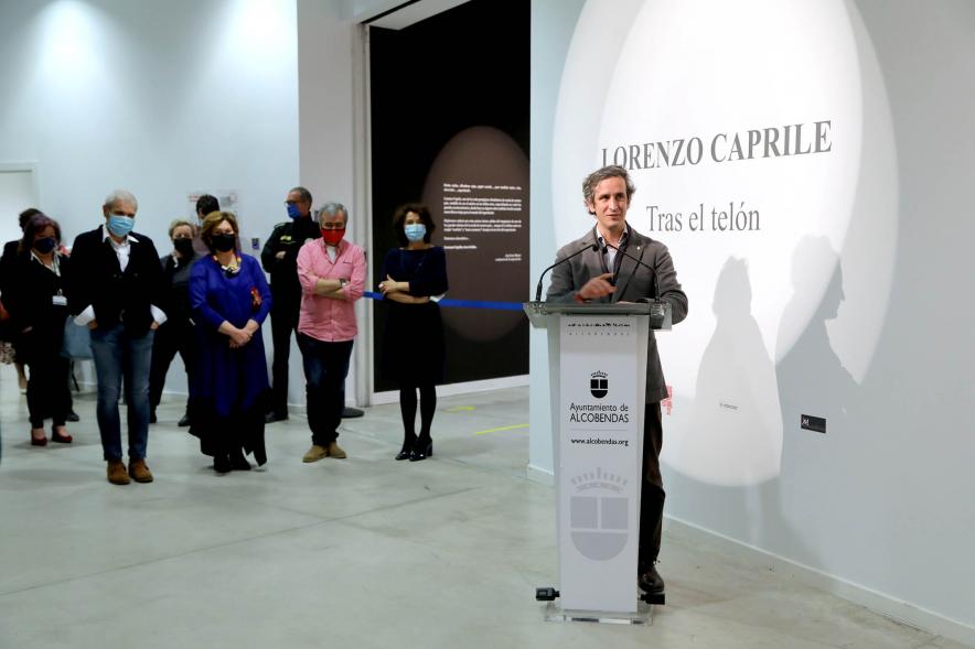   Inauguración Exposición "Tras el Telón" de Lorenzo Caprile - Imagen del alcalde Aitor Retolaza en un momento de su intervención.