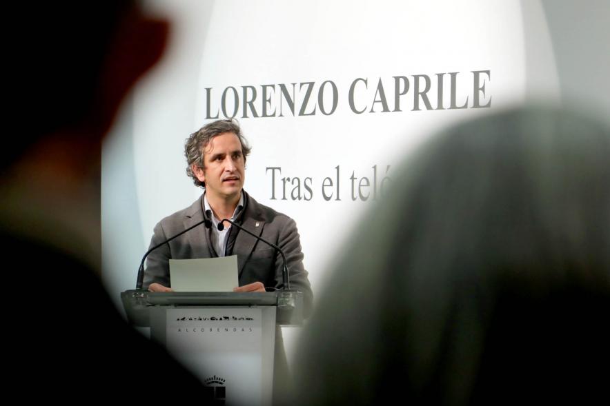 Inauguración Exposición "Tras el Telón" de Lorenzo Caprile - Imagen del alcalde Aitor Retolaza en un momento de su intervención.