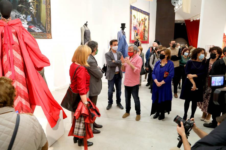 Inauguración Exposición "Tras el Telón" de Lorenzo Caprile -Imagen el comisario de la exposición Jose Luis Massó explicando los diferentes piezas de la exposición a las autoridades invitadas.