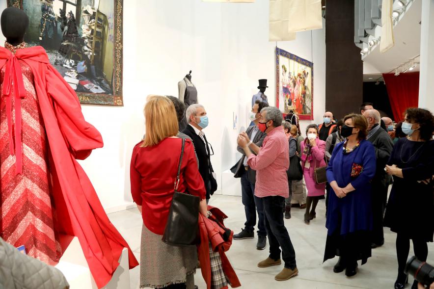 Inauguración Exposición "Tras el Telón" de Lorenzo Caprile - Imagen el comisario de la exposición Jose Luis Massó explicando los diferentes piezas de la exposición a las autoridades invitadas.
