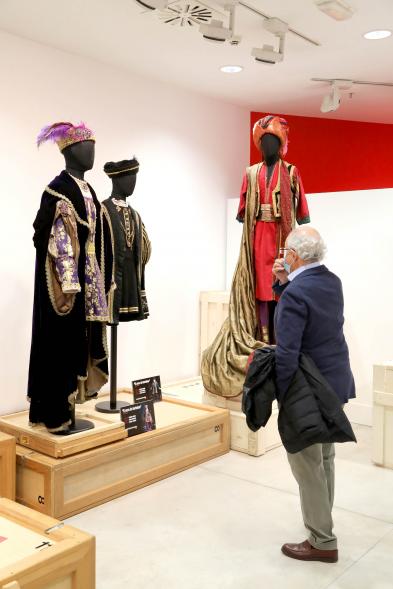    Inauguración Exposición "Tras el Telón" de Lorenzo Caprile -  Imagen de una persona recorriendo la exposición.