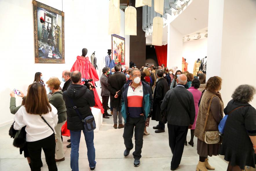  Inauguración Exposición "Tras el Telón" de Lorenzo Caprile - Imagen de personas recorriendo la exposición.