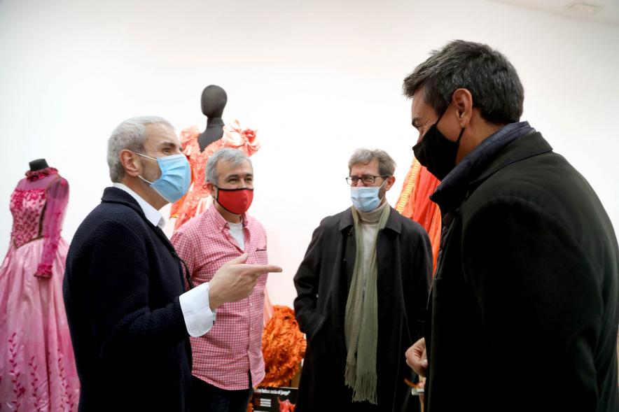 Inauguración Exposición "Tras el Telón" de Lorenzo Caprile - Imagen el diseñador Lorenzo Caprile charlando con unas personas.