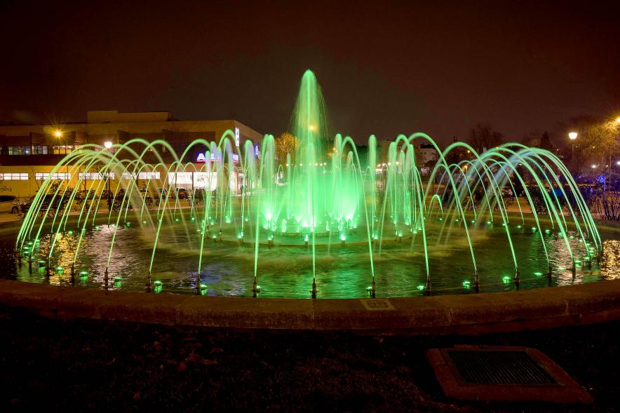 Fuente iluminada por el Día Mundial contra el Cáncer