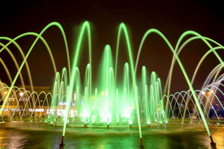 Fuente iluminada por el Día Mundial contra el Cáncer