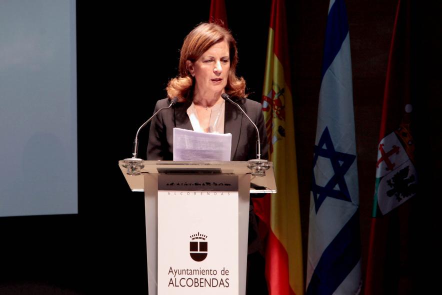 Acto Día de la Memoria del Holocausto 2022 - Primer plano de la presentadora del homenaje.