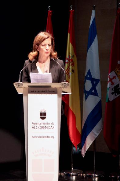 Acto Día de la Memoria del Holocausto 2022 - Primer plano de la presentadora del homenaje.