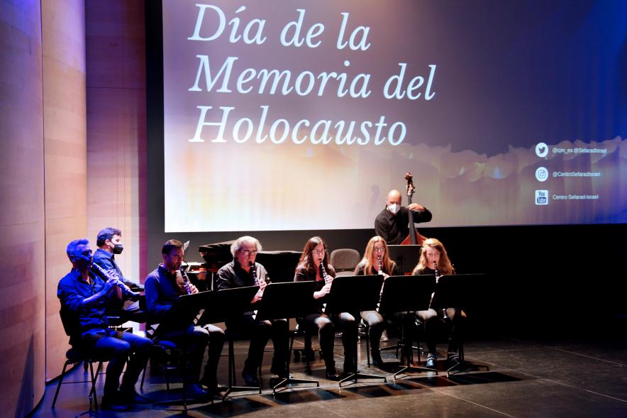  Acto Día de la Memoria del Holocausto 2022 - Plano general del escenario con  el grupo de músicos  y la diapositiva del homenaje.