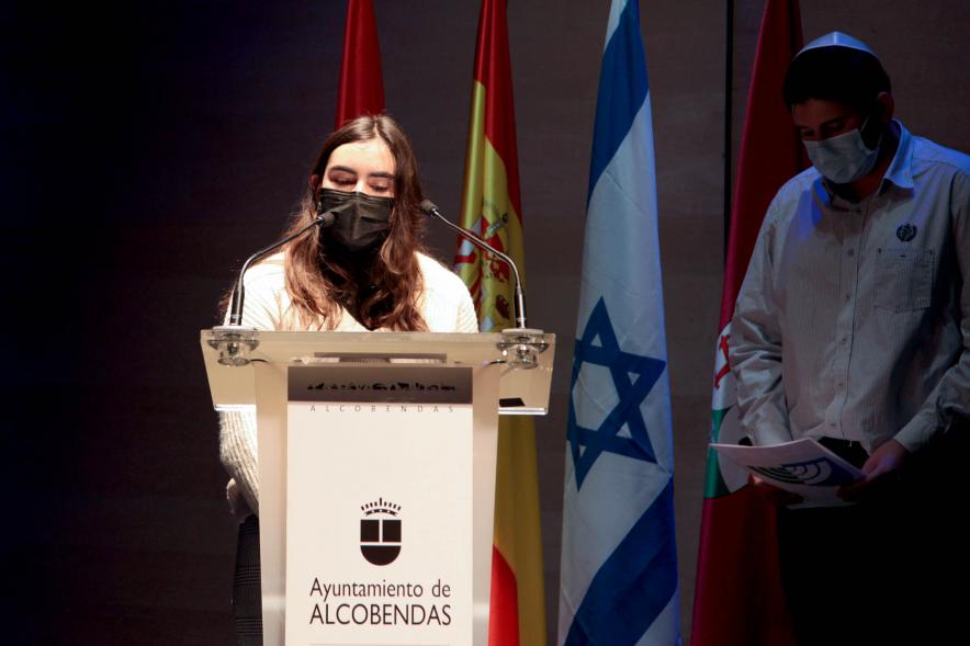  Acto Día de la Memoria del Holocausto 2022 - Imagen de la lectura del manifiesto de una alumna.