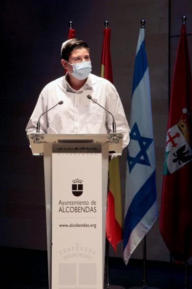 Acto Día de la Memoria del Holocausto 2022 - Imagen de la lectura del manifiesto de un alumno.                           