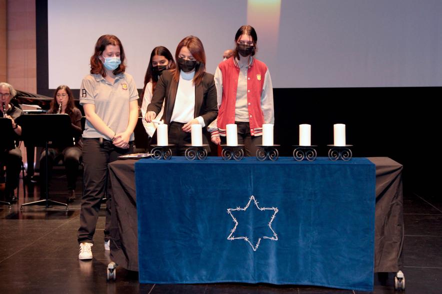  Acto Día de la Memoria del Holocausto 2022 - Mery Oaknin enciende la primera vela.