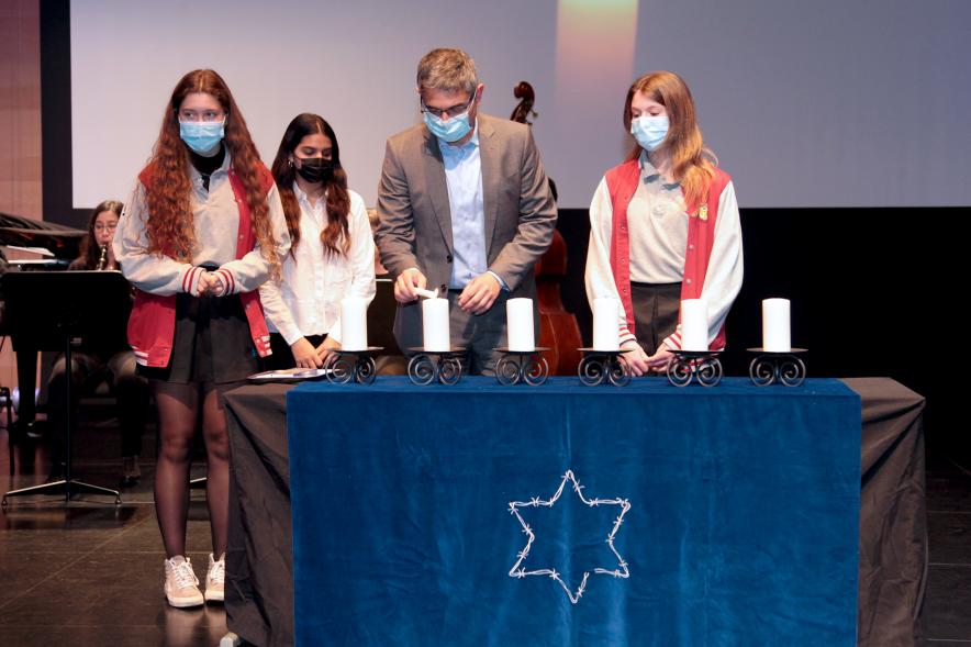  Acto Día de la Memoria del Holocausto 2022 - Primer plano del vicealcalde Sánchez Acera, encendiendo una vela junto a las alumnas del  Ibn Gabirol.